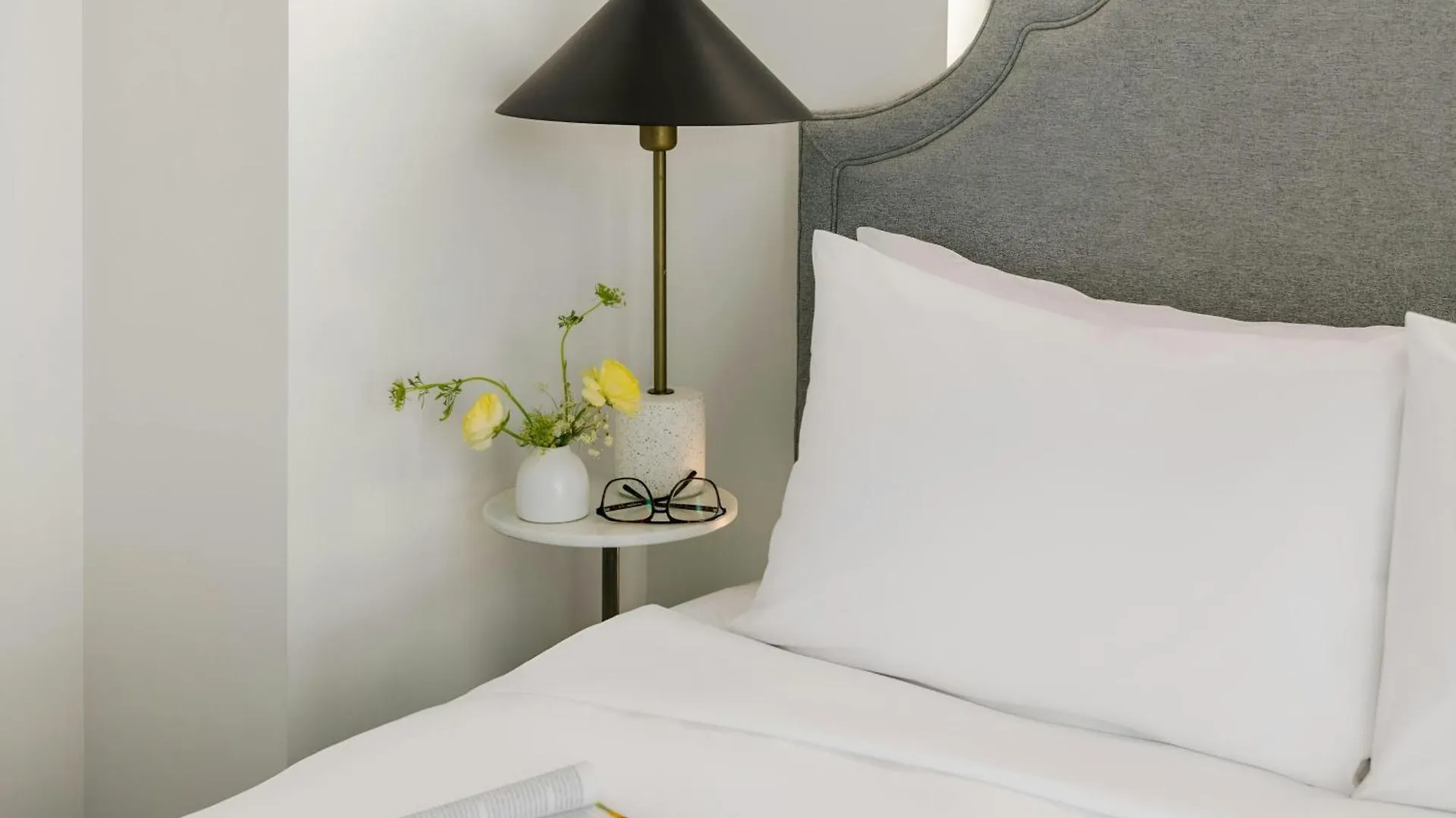 **** Hotel Sonder By Marriott Bonvoy Artesa Apartments West Queen West Toronto Canada